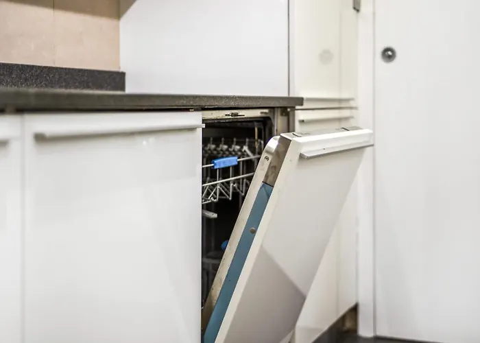 Stylish London Basement Flat With Patio Near Edgware Road & 6Mins Walk To Marble Arch Station